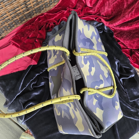 Camo Neoprene Tote Bag Rope Handles Star Accent w/ Zip Pouch - Picture 8 of 9